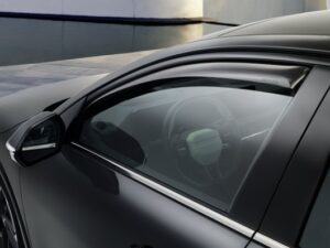 Kia K4 vindavvisare, fram